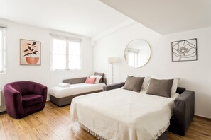 2 habitaciones, tabla de planchar con plancha, cuna de viaje y internet 