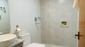 Ducha, artículos de higiene personal gratuitos y secador de pelo