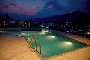 Una piscina al aire libre