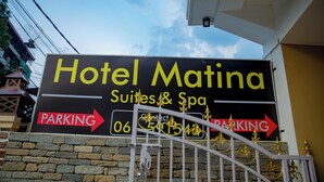 Naamplaatje voor Hotel Matina Suites & Spa met routebeschrijving naar de parkeerplaats.