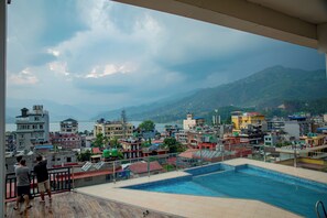 Una piscina al aire libre