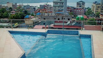 Una piscina al aire libre