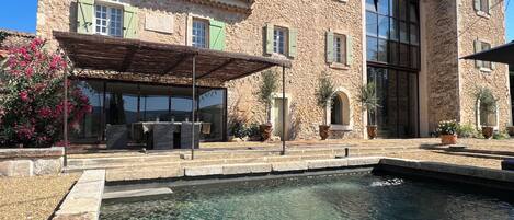 Innendørsbasseng og utendørsbasseng