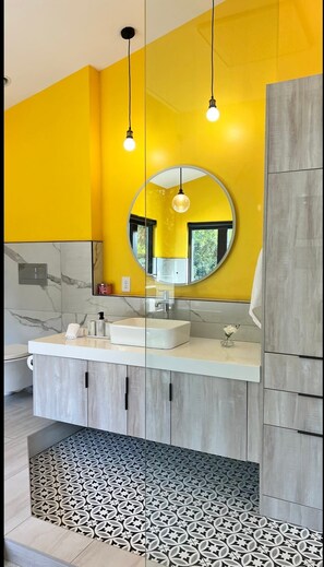 Dusj, hårføner og håndklær