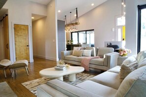 Een televisie, een open haard en een kantoor