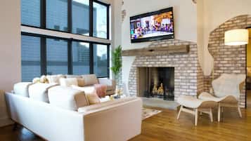 Televisión, chimenea y oficina