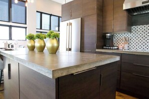 Een koelkast, een magnetron, een oven, een kookplaat