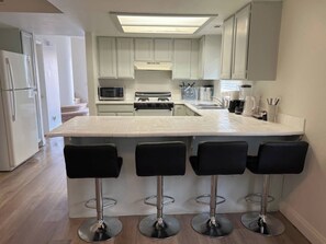 Een koelkast, een microgolfoven, een oven, een kookplaat