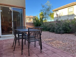 Outdoor dining - Extended Stay 3 or 4  Beds Cozy Smart Home Living (Las Vegas)