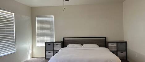 3 slaapkamers, een bureau, een strijkplank/strijkijzer, gratis wifi