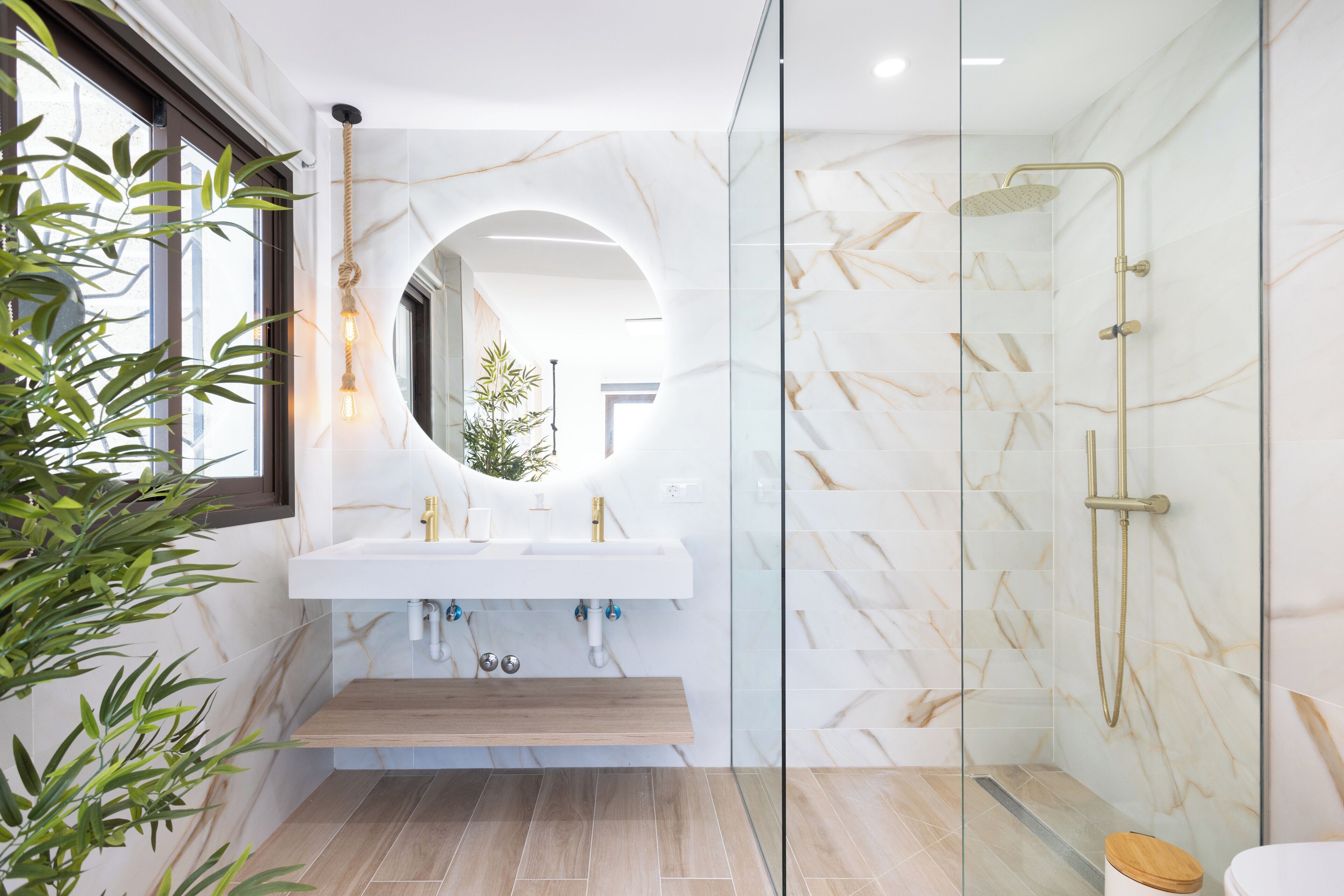 Jetted tub, hair dryer, bidet, towels