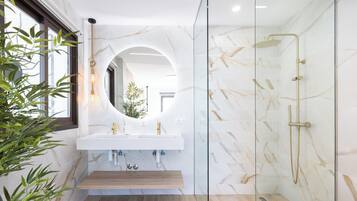 Jetted tub, hair dryer, bidet, towels