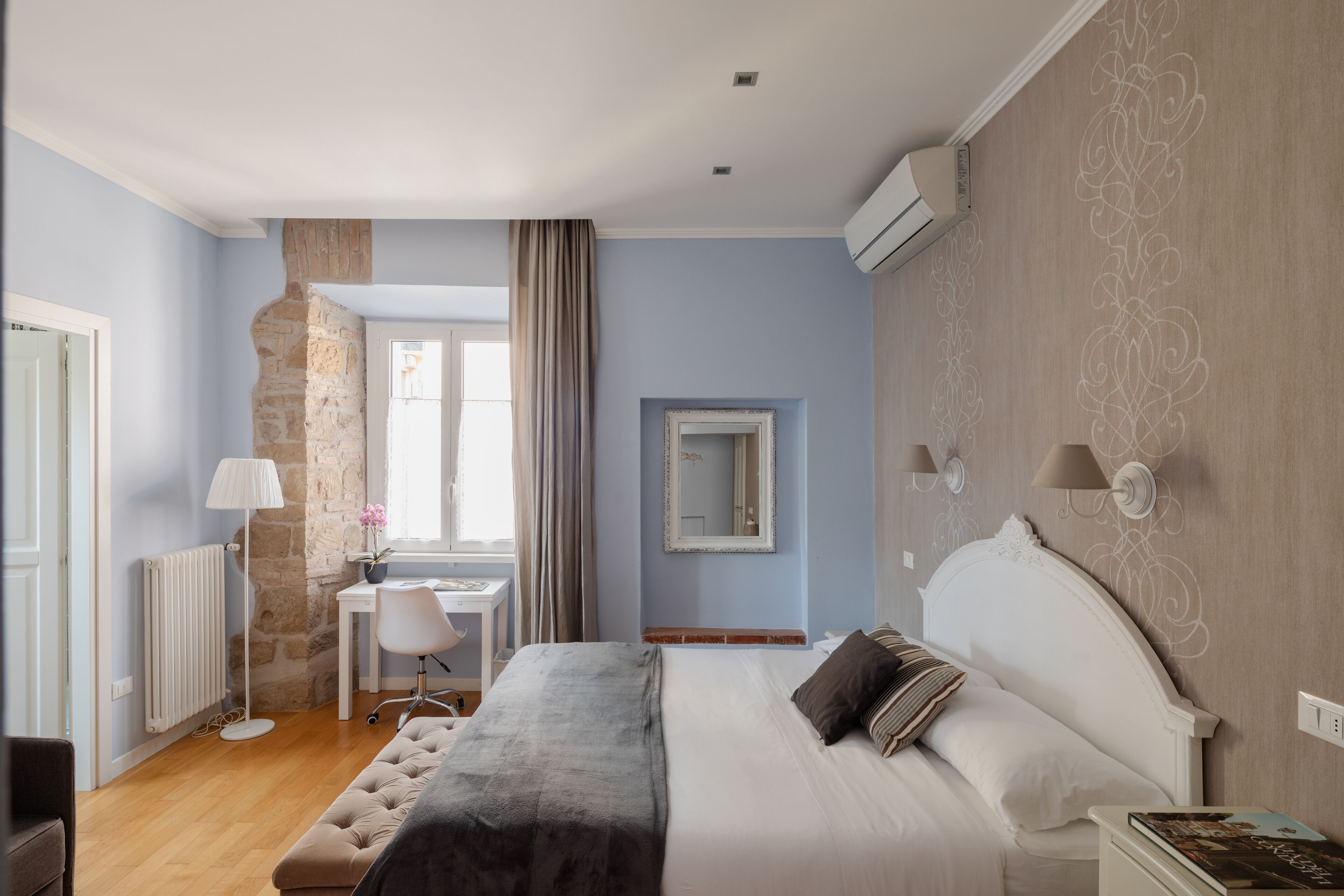 Een strijkplank/strijkijzer, wifi, beddengoed