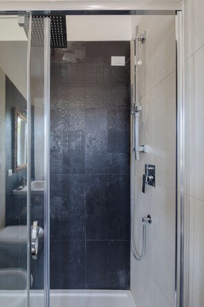 Shower, hair dryer, bidet, towels - Nosdom Properties - The Termini Apartment (Roma)