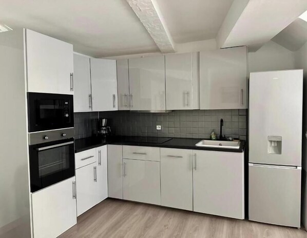 Frigorifero, microonde, forno, piano cottura