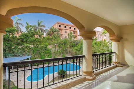 Una piscina al aire libre. Host Prime Paradise Villa At Rehab City