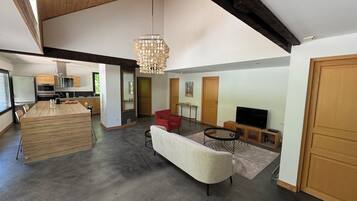 TV connectée, lecteur de DVD, livres, vidéothÚque