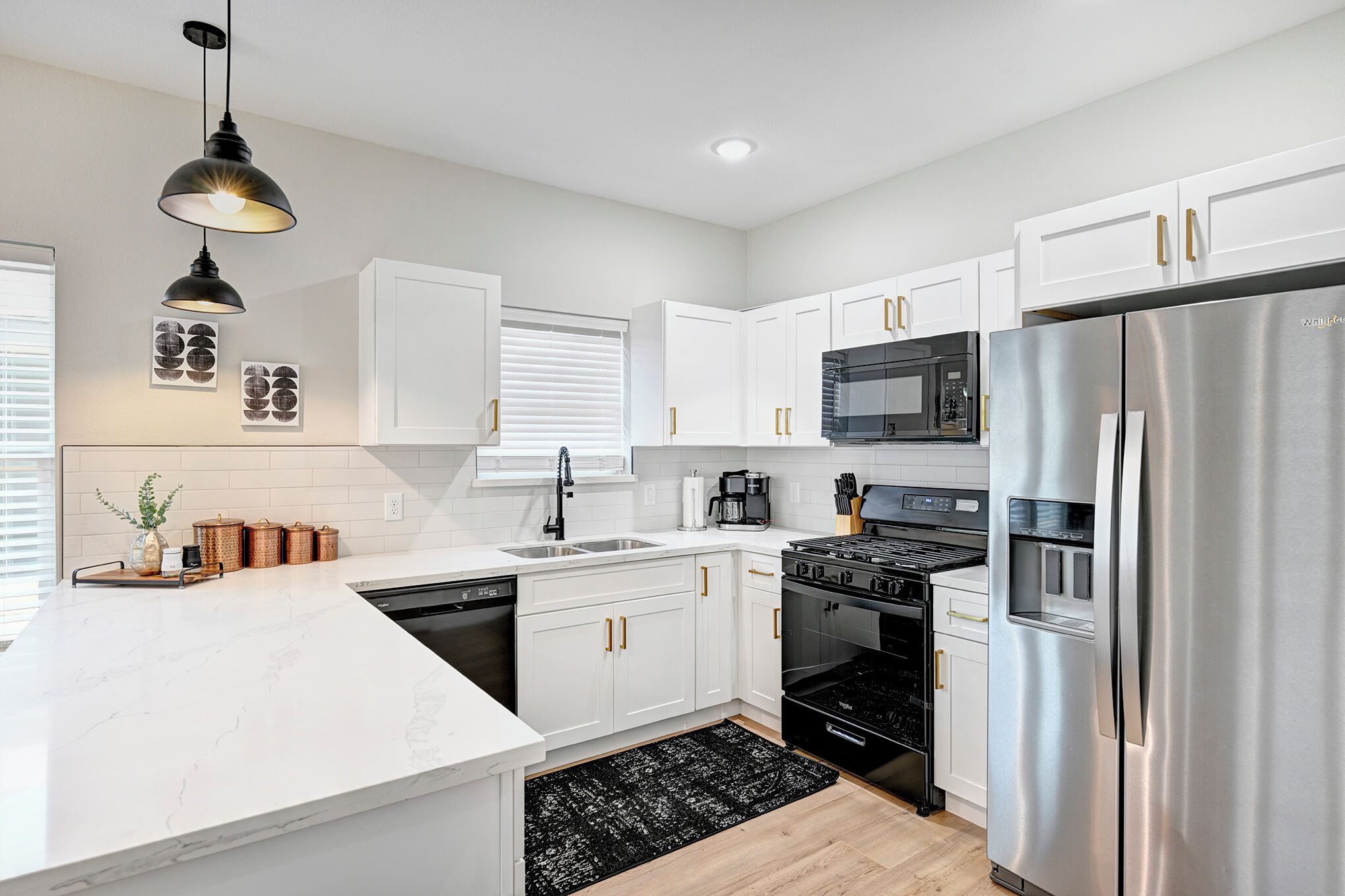 Een koelkast, een magnetron, een oven, een kookplaat