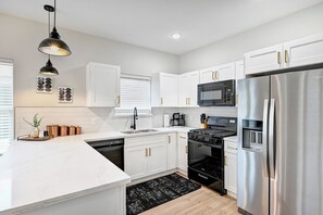 冷蔵庫、電子レンジ、オーブン、コンロ