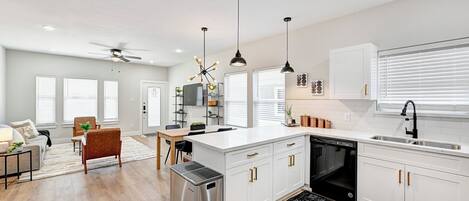 冰箱、微波炉、烤箱、炉灶