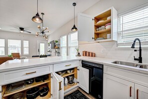 Fridge, microwave, oven, stovetop - Central HTX Apt: Free Wi-Fi, A/C, Full Kitchen, Near Top Attractions. (Houston)