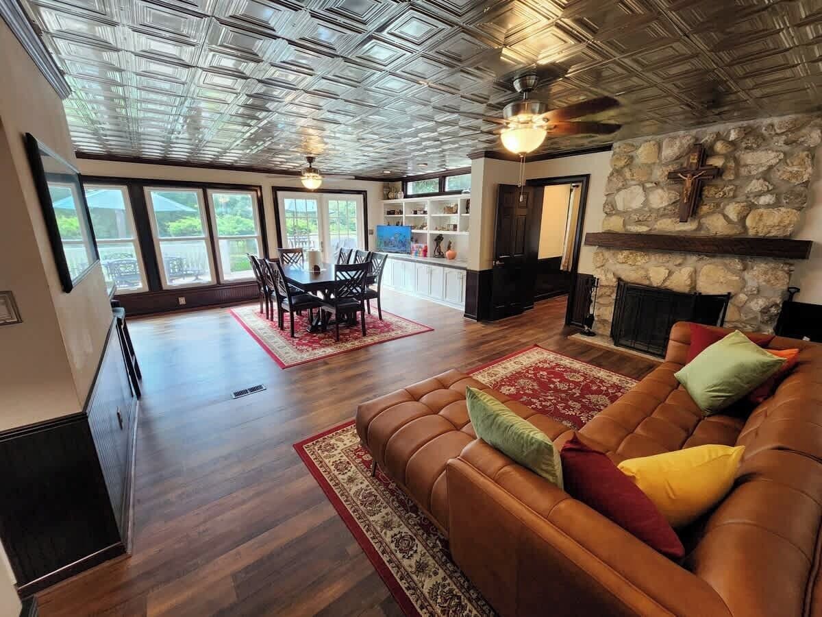 Télévision, cheminée, lecteur de DVD, espaces bureaux