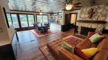 Télévision, cheminée, lecteur de DVD, espaces bureaux