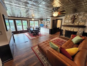 Fernseher, Kamin, DVD-Player, Arbeitsbereiche