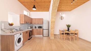 Køleskab, mikrobølgeovn, ovn, kogeplade