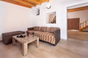 Interior - M&K Traditional House (Rhodes)