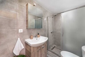 Shower, hair dryer, towels - M&K Traditional House (Rhodes)