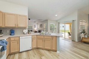 Fridge, microwave, oven, stovetop - Beautiful House- Pool- Star Wars Game Room (Davenport)