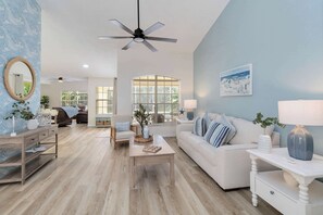 TV, books, offices - Beautiful House- Pool- Star Wars Game Room (Davenport)