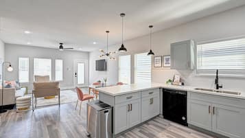 Een koelkast, een magnetron, een oven, een kookplaat