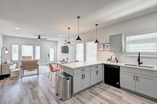 Chic and cozy 2-bedroom HTX apartment with Fast Wi-Fi, AC near Downtown Houston