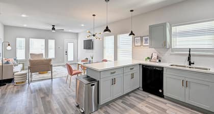 Chic and cozy 2-bedroom HTX apartment with Fast Wi-Fi, AC near Downtown Houston