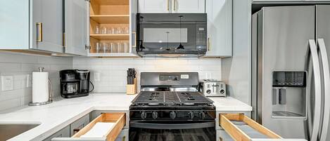 冰箱、微波炉、烤箱、炉灶