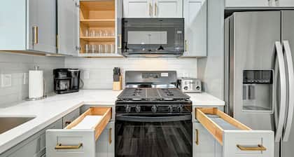 Chic and cozy 2-bedroom HTX apartment with Fast Wi-Fi, AC near Downtown Houston