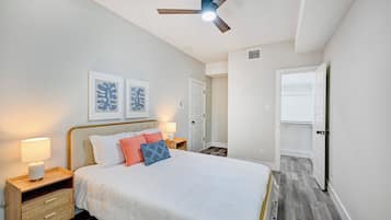 2 soverom, skrivebord, strykejern/-brett og reiseseng for barn