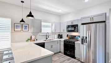 Een koelkast, een magnetron, een oven, een kookplaat