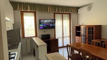 Frigorifero, microonde, forno, piano cottura