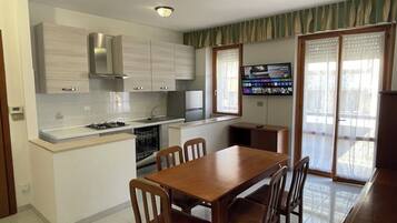 Kühlschrank, Mikrowelle, Ofen, Herdplatte