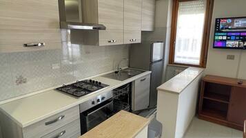 Kühlschrank, Mikrowelle, Ofen, Herdplatte