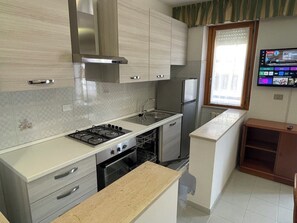 Kjøleskap, mikrobølgeovn, ovn og kokeplater