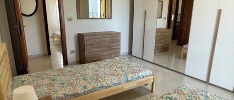 2 chambres, fer et planche à repasser, Wi-Fi gratuit, draps fournis