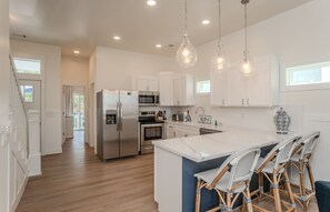 冰箱、微波炉、烤箱、炉灶