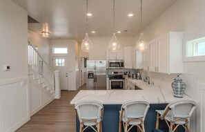 Køleskab, mikrobølgeovn, ovn, kogeplade