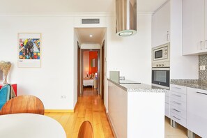 Appartement Confort | Cuisine privée | Bouilloire électrique, grille-pain, chaise haute