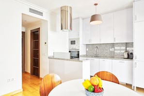 Appartement Confort | Cuisine privée | Bouilloire électrique, grille-pain, chaise haute