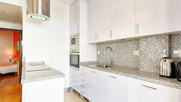 Comfort appartement | Privékeuken | Een waterkoker, een broodrooster, een kinderstoel